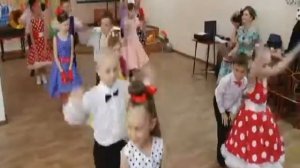 Танец на выпускном "Кружится планета".