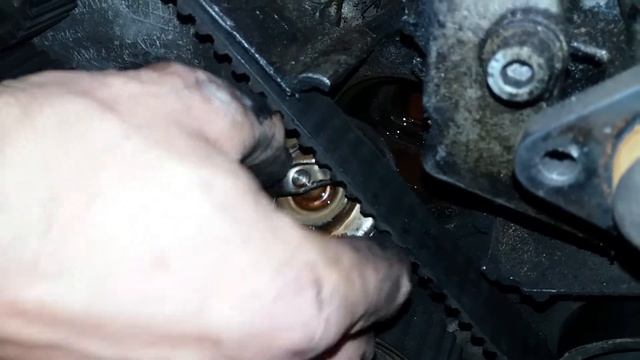 Audi 100, A6 2.8. Как заменить термостат без снятия ремня ГРМ. смотреть онлайн