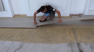 Укладка ламината на паркетный клей. Процесс работы.