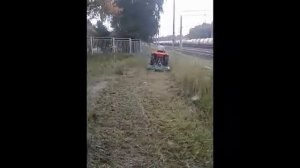 Покос с мульчированием вдоль железнодорожных путей мини трактором