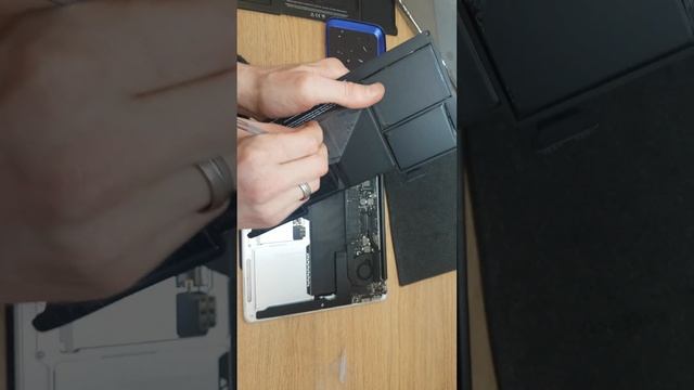 Apple MacBook wrong battery will not fit. Do not put different. смотреть онлайн