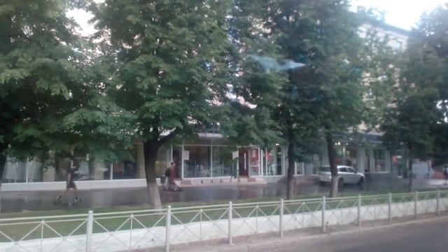 Современная Казань после дождя Много красивых больших домов, бульваров, машин