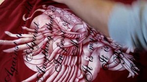 Модная футболка с длинным рукавом.