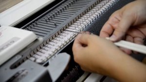 Детский свитер на вязальной машине Brother KH260   Children's sweater on a knitting machine