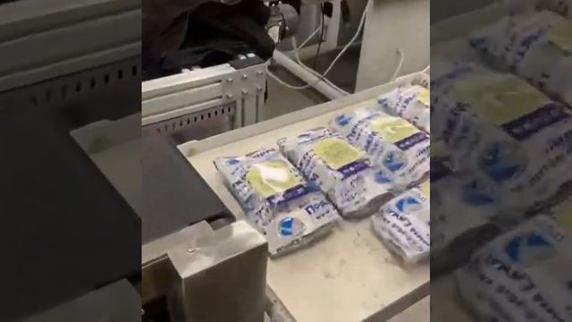Этикетировочный автомат нанесения самоклеящихся этикеток сверху и снизу на лотки. ПрактикМ #shorts