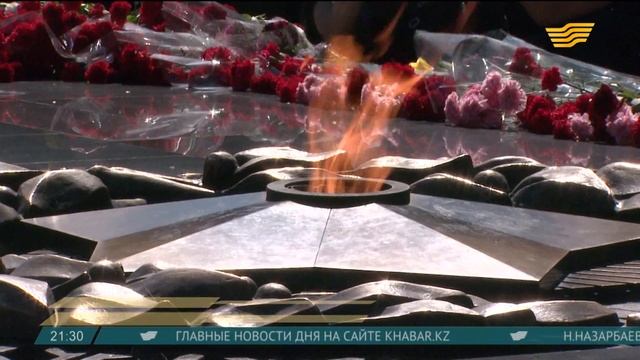 Жители Алматы возложили цветы в Парке имени 28 гвардейцев-панфиловцев смотреть онлайн