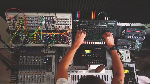 Erase Me (Hobbie House Jam feat. Roland J6 and E4) смотреть онлайн