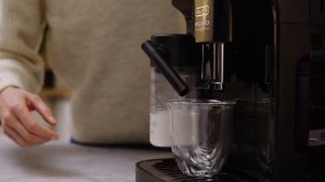 Magnifica Evo | Preparing milk-based drinks with the LatteCrema carafe