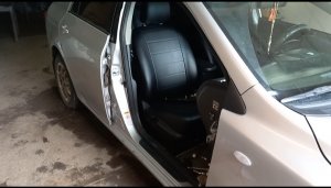 Toyota Corolla150 А-снимаем обшивку двери,Б-снимаем дверь.