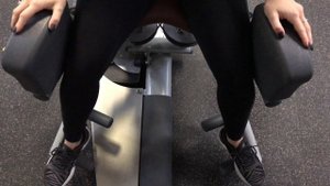 Лучшее упражнение для девушек - разведение ног на тренажере Technogym