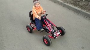 Денис и веломобиль. Педальная машинка.