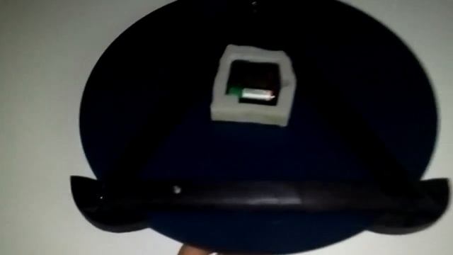 Секрет, как повесить на стену картину, часы и другое?