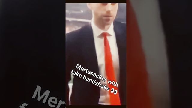 Fake Handshake ✋️Mertesacker