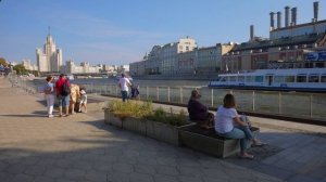 Архитектурные памятники, ландшафтный парк «Зарядье» и парящий мост на Москворецкой набережной