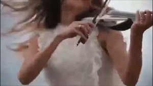 Девушка круто играет на скрипке süper kemancı