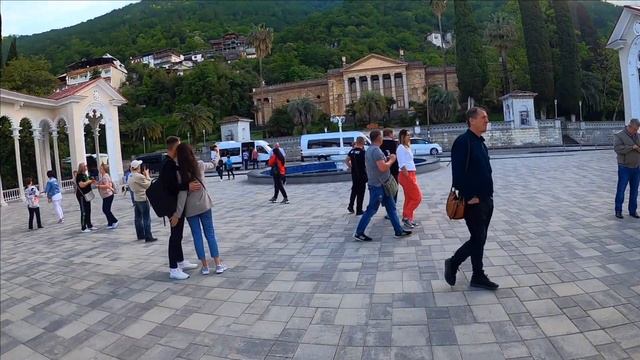 Экскурсии из Сочи в Абхазию. Колоннада в Гагре 16 Мая 2021 пересечение границы