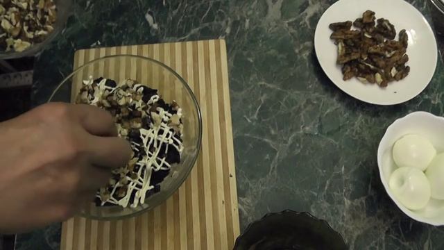 Салат "ВОСТОРГ " с орехами и черносливом #Рецепты смотреть онлайн