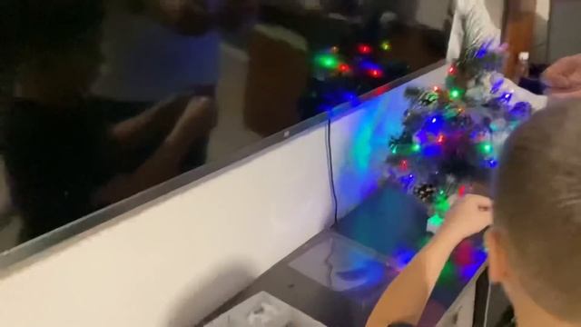 УКРАШАЕМ нашу ЁЛКУ и КОМНАТУ к Новому Году! ? Создаем НОВОГОДНЮЮ атмосферу дома! смотреть онлайн