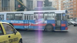 Троллейбус, велосипедист и лыжник в октябре. Москва.