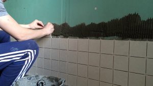 Укладка кафеля 10/10, лучший вариант нанесения клея на кафель.