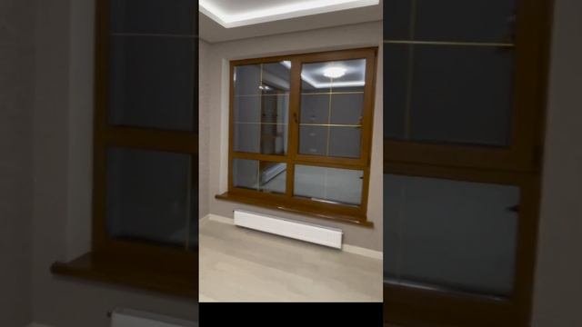 Большие ламинированные окна со шпросами прекрасное дополнение в оформлении загородного дома