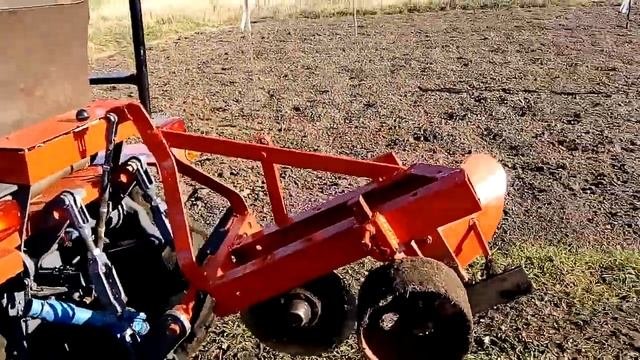 Вспашка самодельным плугом .