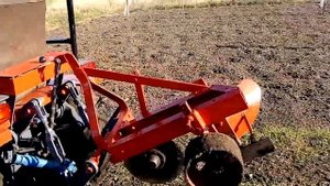 Вспашка самодельным плугом .