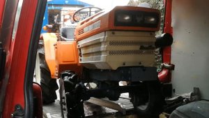 Rozładunek traktorka Kubota B1600 z Volkswagen Transporter T4