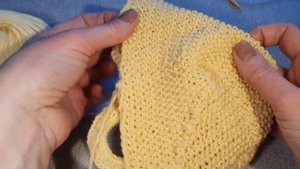 Как связать шапочку с рюшей IЧепчик спицами 0-3Iзавязки-полый шнурIHow to knit a bonnet with a fril