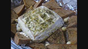 Запекаю сыр с белой плесенью.