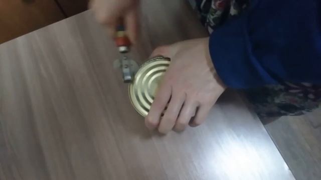 Как открыть консервную банку Советской открывашкой ключом ?