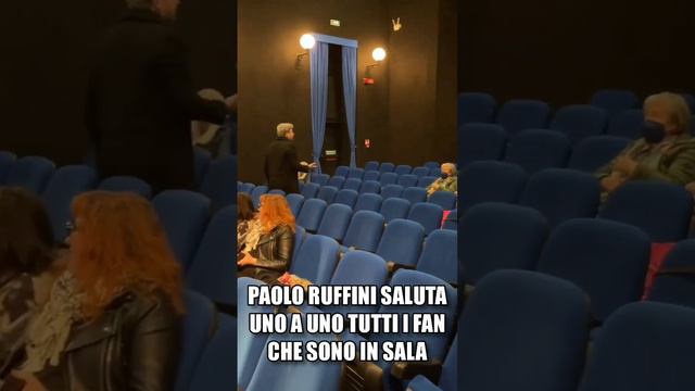 Paolo Ruffini saluta uno a uno tutti i fan che sono in sala a vedere il suo film