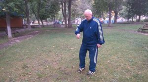 Медведь крутится на передней ноге