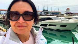 Пью кофе на берегу моря