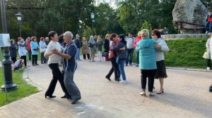 И кружатся пары в саду! ВАЛЬС!!!