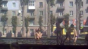 Children bathe in the fountain. Дети купаются в городском фонтане