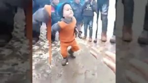 Мальчик прикольно танцует. Грязные танцы