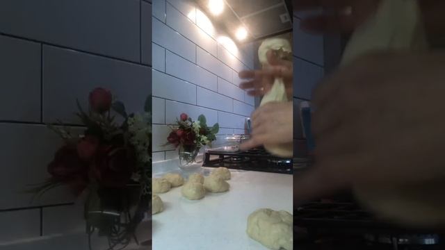 Пампушки (булочки) с чесноком и зеленью смотреть онлайн