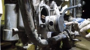 Как снять поршень или выбиваем поршневой палец.