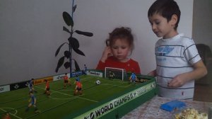 Сынуля учит играть в настольный футбол