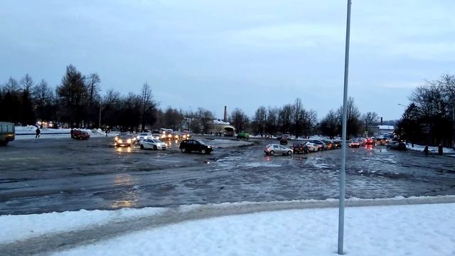 Советская площадь (Вязьма) 28.02.2017 - Затор из автомобилей смотреть онлайн