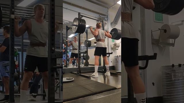 160 kg / 352 lbs Squat 3 reps