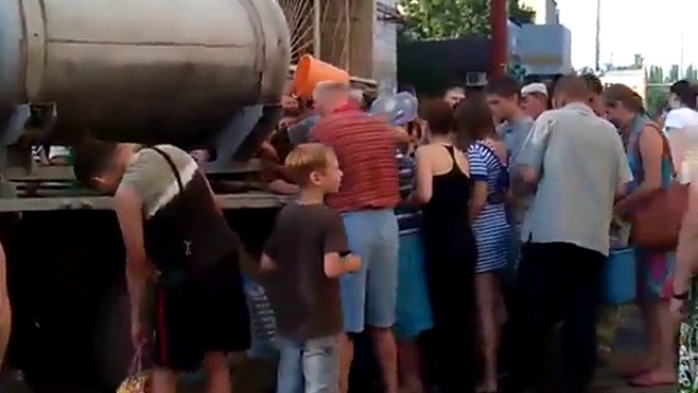 07 06 2014 People in Druzhkovka (near Slavyansk) came for water смотреть онлайн