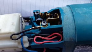 makita 9565cvr, почему искрят щетки