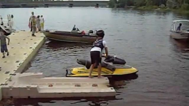 сезд гидроцикла с понтона