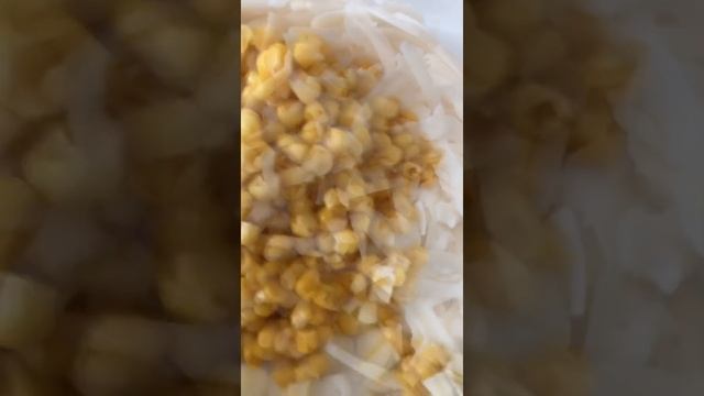 Салат «собрание» заправлен сметаной и специями. смотреть онлайн