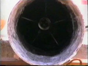 Гидродинамическая очистка застывшего бетона в трубе