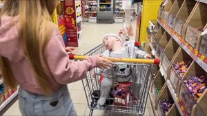 КТО БОЛЬШЕ КУПИТ ЕДЫ СВОЕГО ЦВЕТА Получит 100000 рублей! РОЗОВАЯ vs ГОЛУБАЯ Еда / Милена Участвует