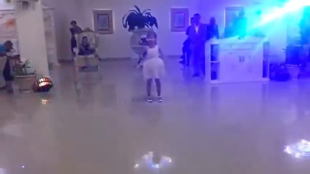 Трогательное поздравление невесте от младшей сестрёнки Амалии😍😍😘😘😘 смотреть онлайн