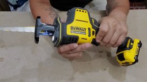 Sierra reciproca/sable DeWalt DCS312B, 12 Volts xtreme! Sub compacta! Reseña en español!